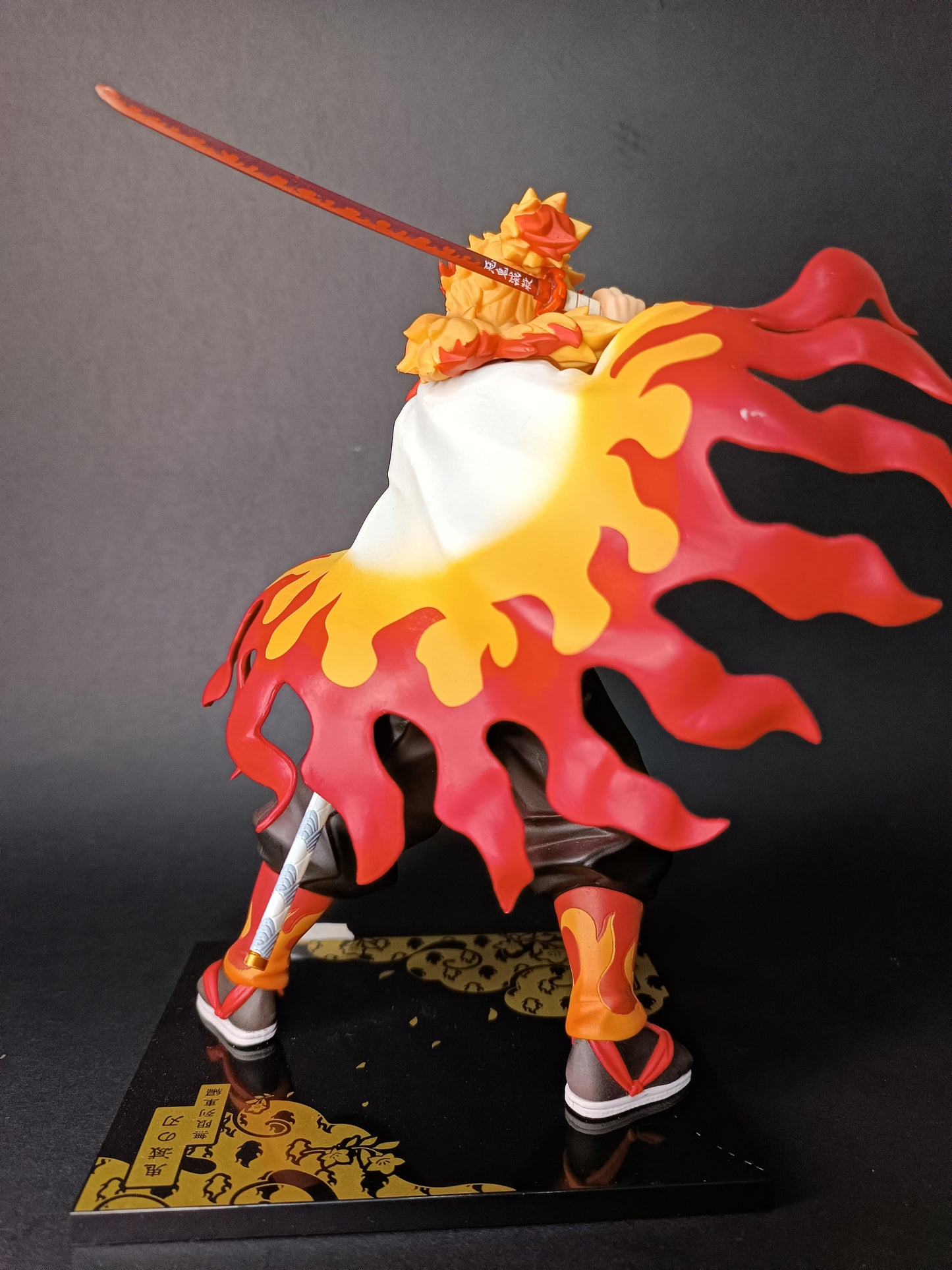 BANPRESTO ICHIBANSHO FIGURE: DEMON SLAYER KYOJURO RENGOKU (MUGEN TRAIN) (Sin Caja)