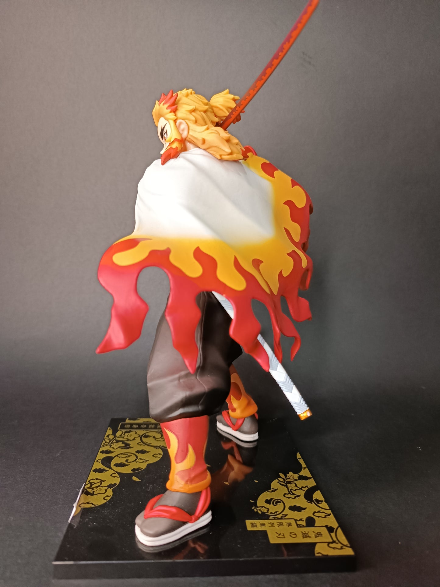 BANPRESTO ICHIBANSHO FIGURE: DEMON SLAYER KYOJURO RENGOKU (MUGEN TRAIN) (Sin Caja)