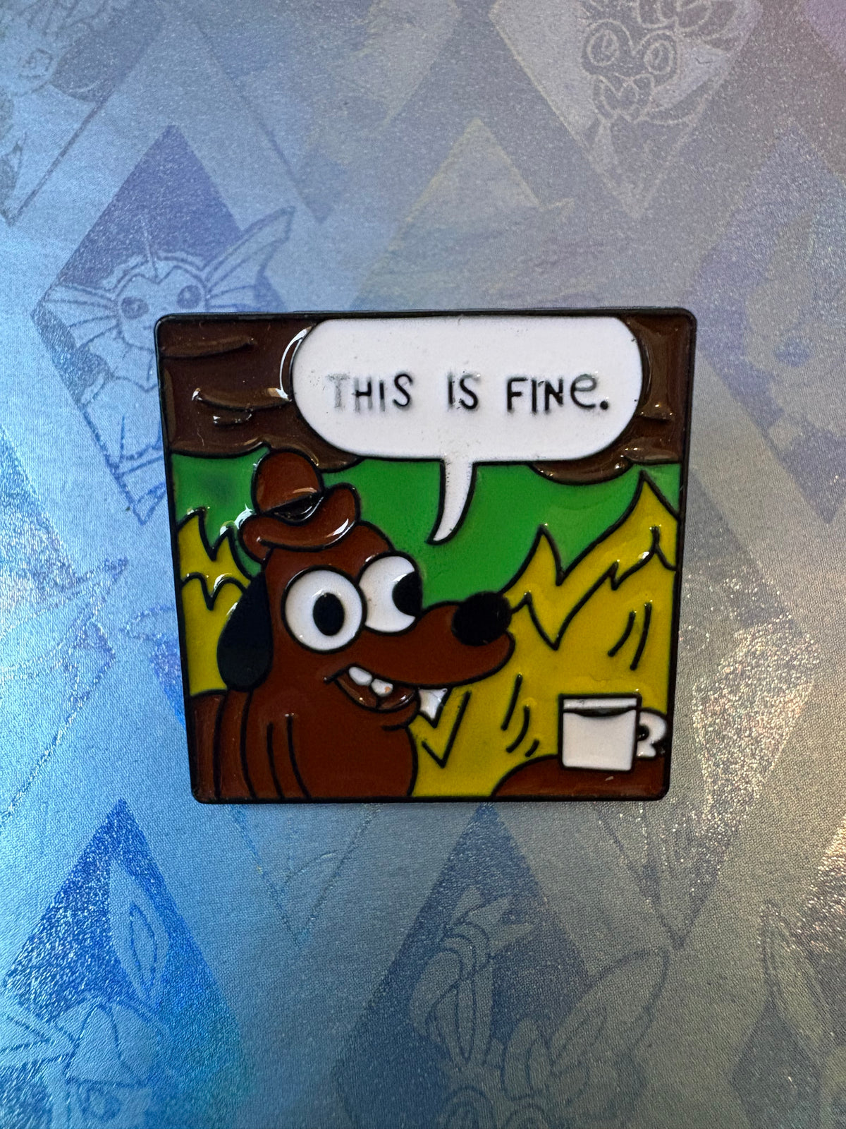 Pin metálico This is fine