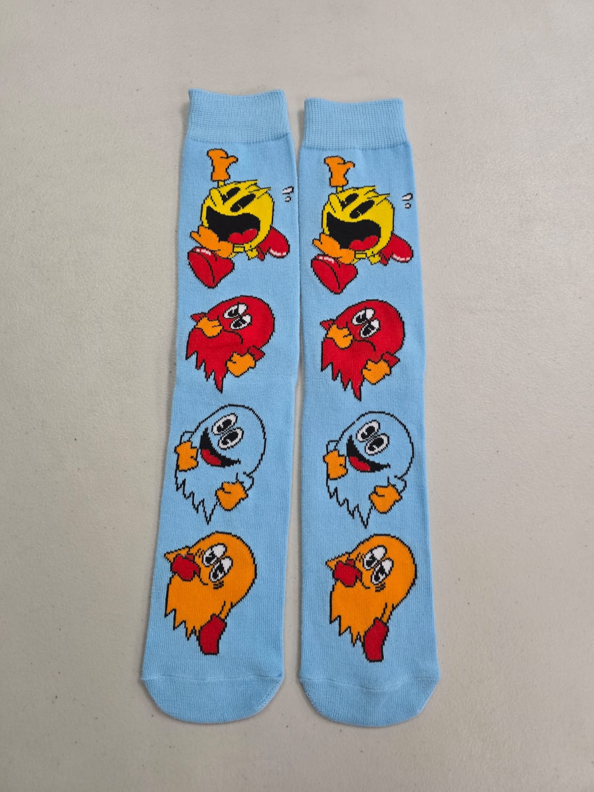 Calcetines Pac-Man y fantasmas celestes
