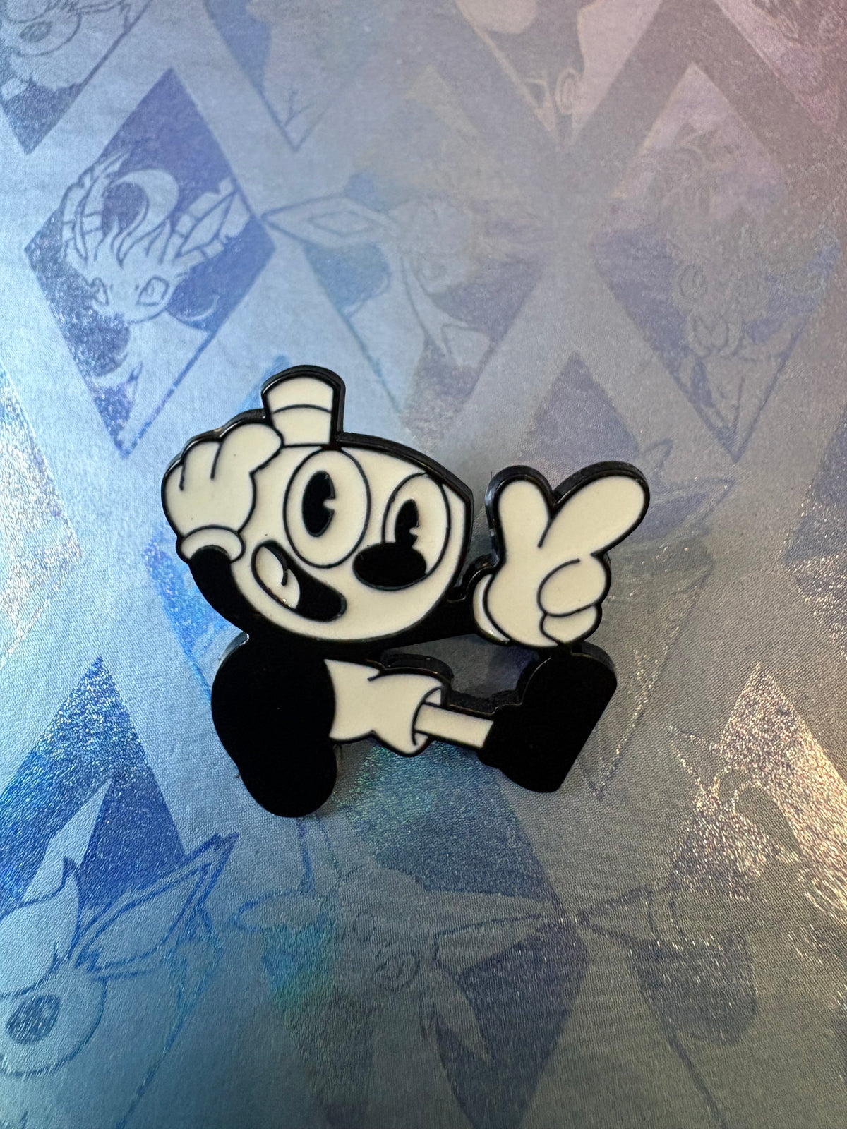 Pin metálico cuphead