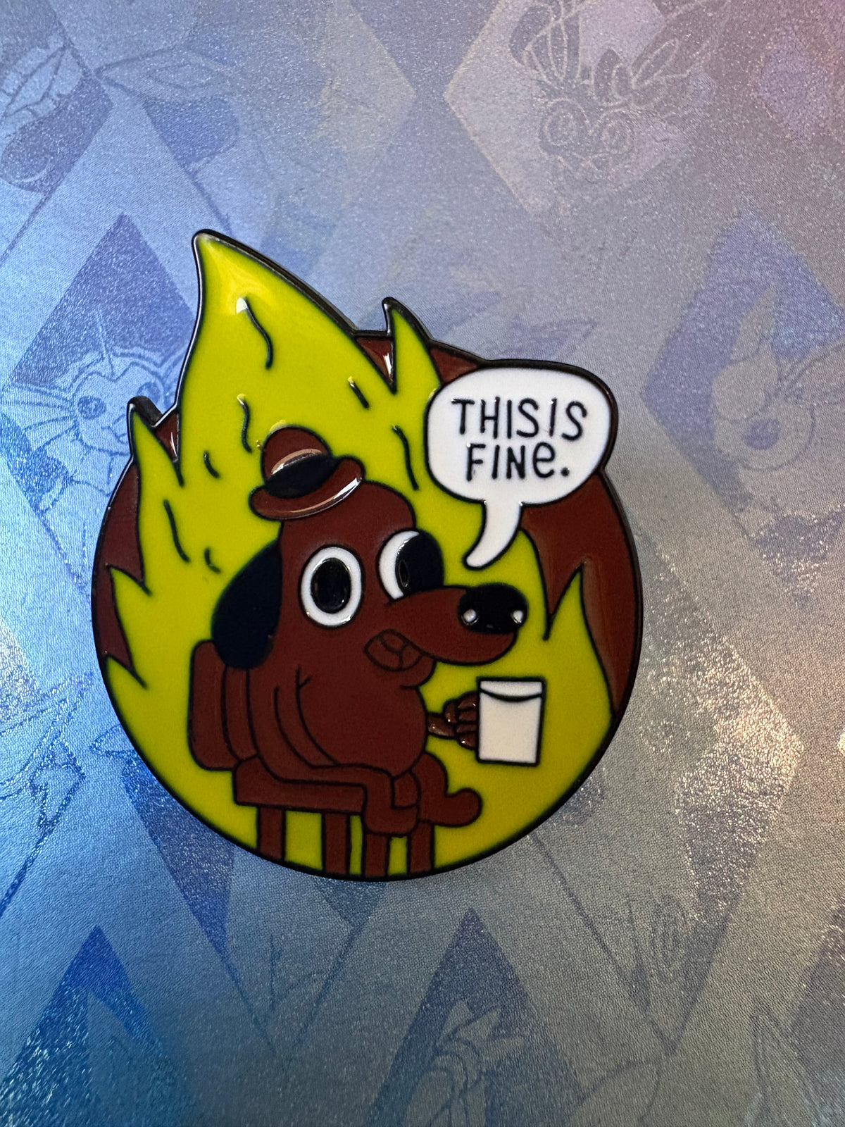 Pin metálico This is fine